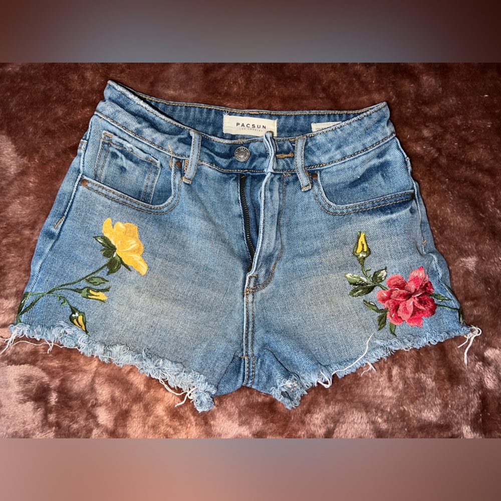 Super cute detailed flowers on shorts